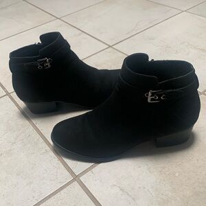 Unisa 7 1/2 womans black ankle boots